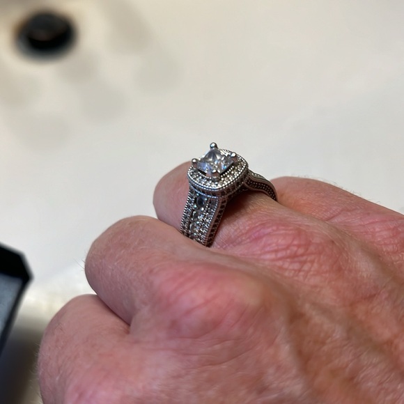 Diamond nexus Chelsea ring 7.5 ring size. This is a simulated Diamond. - Picture 7 of 8